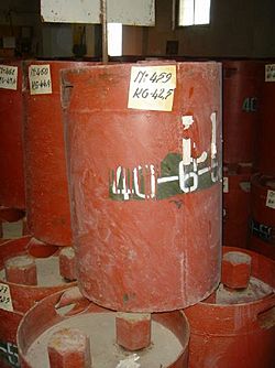 Archivo:Soviet chemical weapons canisters from a stockpile in Albania