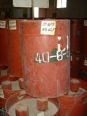 Archivo:Soviet chemical weapons canisters from a stockpile in Albania
