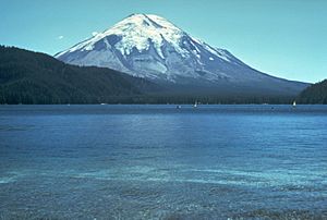 Archivo:St Helens before 1980 eruption horizon fixed