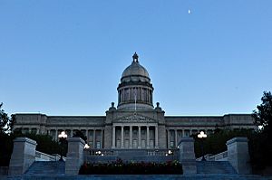 Archivo:The north facade of the Kentucky State Capitol building located in Frankfort, Kentucky. Photographed by Tedd Liggett on September 15, 2018