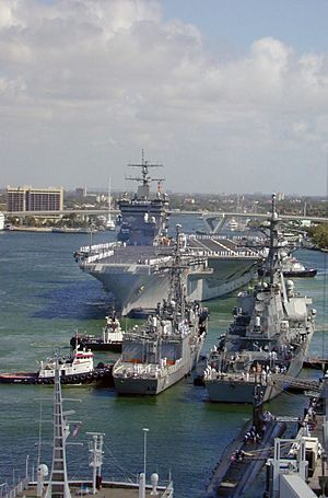 Archivo:USS Enterprise (CVN 65) prepares to moor at Port Everglades