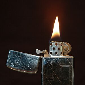 Archivo:Zippo-Slim-1968-Lit