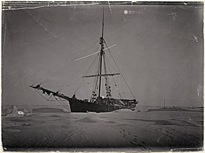 Archivo:"Gjøa" innefrosset ved King Point, 1905 06 (7248439178)