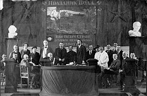 Archivo:Зиновьев, Шаляпин, Горький (1920)