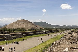 Archivo:15-07-13 Teotihuacan la Avenida de los Muertos y la Pirámide del Sol-RalfR-WMA 0251