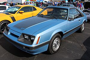 Archivo:1985 Ford Mustang GT Hatchback (14209793880) (cropped)