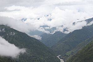 Archivo:A narrow highway runs along the fast flowing rivers in the Himalaya