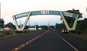 Archivo:Acceso a Yuty por la Ruta PY08