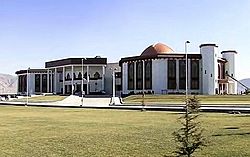 Archivo:Afghan parliament building 2015