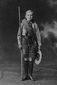 Archivo:Alfonso de Borbón explorador 1918