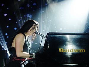 Archivo:Amy Lee 2011 Evanescence concert 10-25-11