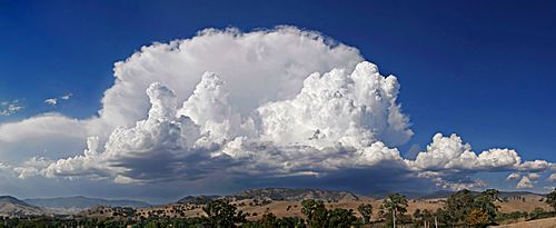 Archivo:Anvil shaped cumulus panorama edit crop