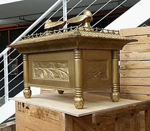 Archivo:Ark of covenant replica