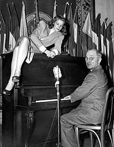 Archivo:Bacall-Truman-Piano-1945