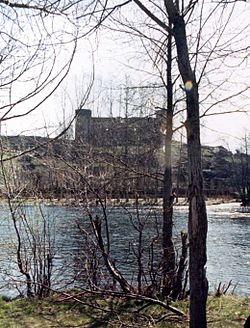Archivo:Barco de Avila Castillo sobre el rio