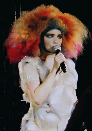 Archivo:Björk performing at Cirque en Chantier 1 edit