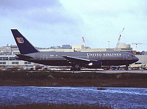 Archivo:Boeing 767-222, United Airlines AN0188143