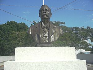 Archivo:Busto de José Peón Contreras, Mérida, Yucatán (01)