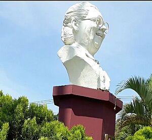 Busto de Mélida Anaya mejor conosida como la comandante Ana Maria Montes, San Salvador.jpg