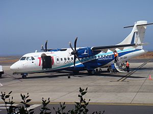 Archivo:Cabo Verde Airlines ATR 42-500 (D4-CBV) parked at Praia International Airport