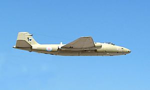 Archivo:Canberra.pr9.takeoff.arp