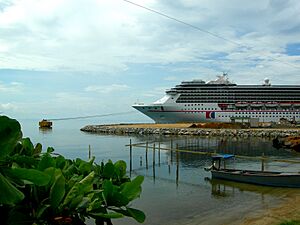 Archivo:Carnival Legend Roatan, Honduras