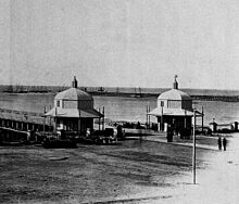 Archivo:Casillas Muelle de pasajeros bsas, Argentina — 1867