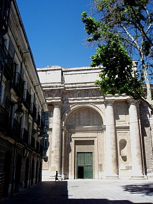 Archivo:Catedral de Valladolid (España) cuerpo bajo de la fachada del crucero este, construido entre 1962 y 1964