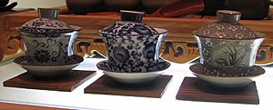 Archivo:Chinese tea set and three gaiwan (cropped)