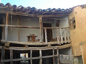 Archivo:Corredor de casa rural en Camarzana de Tera
