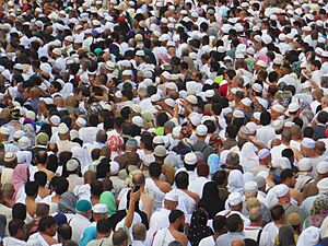 Archivo:Crowds in haram makkah