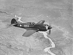 Archivo:Curtiss P-40, ¾-front view, in flight (00910460 023)