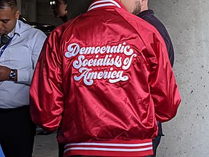 Archivo:Democratic Socialists of America jacket from San Francisco, Bernie Sanders Rally, LA Convention Center, Los Angeles, California, USA (49609093656)