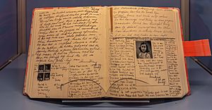 Archivo:Diario de Anne Frank, Iglesia de San Nicolás, Kiel, Alemania, 2019-09-10, DD 22