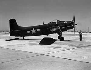 Archivo:Douglas XBT2D-1 Skyraider prototype NACA