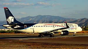 Archivo:Embaer 190 de Aeromexico Connect en posicion para despegar en la pista 13 de Torreon
