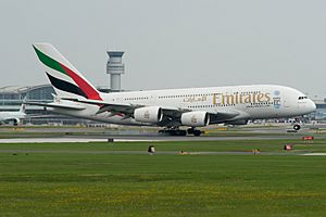 Archivo:Emirates A380-800 A6-EEQ (14248352555)