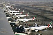 Archivo:Emirates Boeing 777 fleet at Dubai International Airport Wedelstaedt