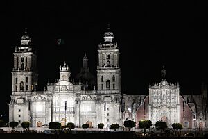 Archivo:Encendido de la Iluminación de la Catedral Metropolitana -i---i- (35487055355)