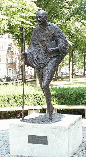 Archivo:Gandhi churchilllaan