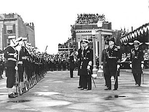 Archivo:His Majesty King George VI inspects a Guard of Honour during the 1939 Royal Tour of Canada