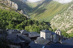 Archivo:Iglesia de Santiago de Peñalba en el valle del Silencio.
