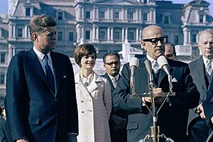 Archivo:JFKWHP-KN-C25361