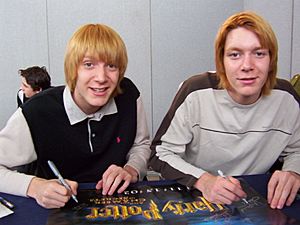 Archivo:James and Oliver Phelps