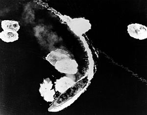 Archivo:Japanese battleship Yamato under air attack off Kure on 19 March 1945 (80-G-309662)
