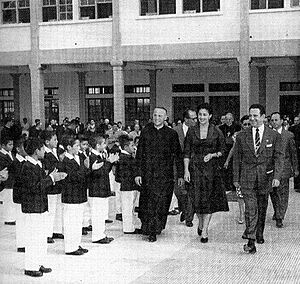 Archivo:Jose maria lemuz visitando una iglesia catolica