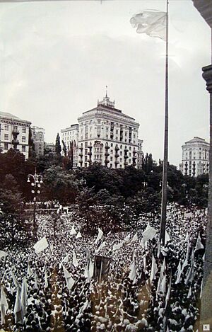 Archivo:Kiev 24.7.1990 Ukrainian Flag