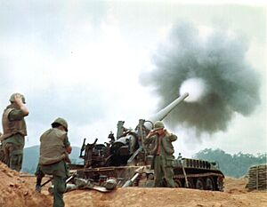 Archivo:M107 Firing Vietnam 2