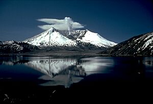 Archivo:MSH82 st helens spirit lake reflection 05-19-82