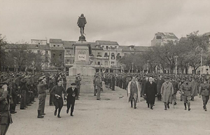 Archivo:Manuel Azaña (18-11-1937) en la Plaza de Cervantes de Alcalá de Henares